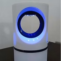 Lampe ZapiTrap allumée sur un meuble